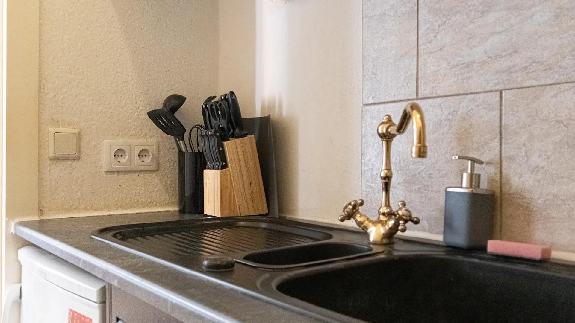 Stylish 2Br, Perfect Location & Well Connected Apartment Vienna